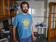 Daniel seguirá en su casa de Burjassot: su desahucio queda paralizado durante diez días