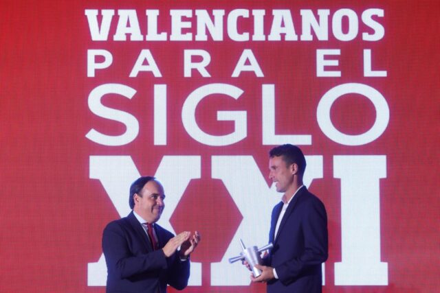 Juanfran_Perez_Llorca_reconoce_al_tenista_Roberto_Bautista_con_un_premio_de_la_Comunitat_Valenciana.jpg