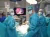 Una pequeña incisión entre las costillas permite operar la válvula mitral sin abrir el esternón