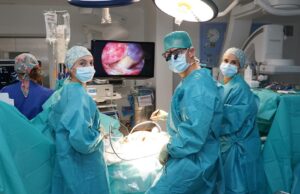 Una pequeña incisión entre las costillas permite operar la válvula mitral sin abrir el esternón