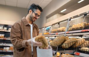 La Asociación Española de Consumidores publica recomendaciones para comprar pan con más información