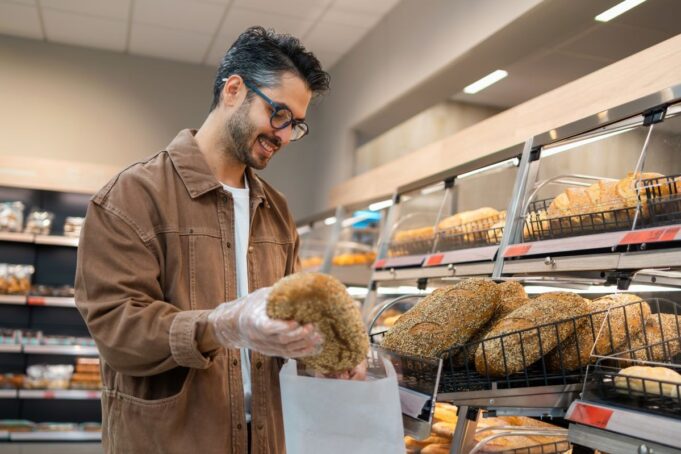 La Asociación Española de Consumidores publica recomendaciones para comprar pan con más información