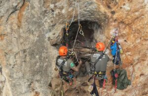 Agentes medioambientales de la Generalitat reconstruyen nidos de águila perdicera tras devastador incendio en la Sierra de Espadán