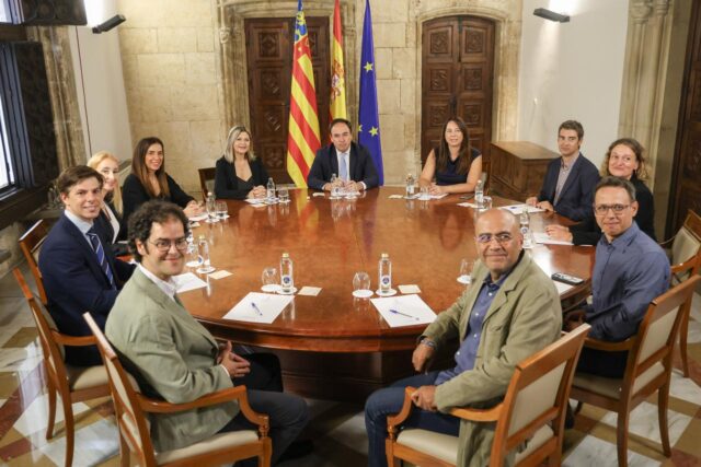 El_president_Perez_Llorca_da_la_bienvenida_a_investigadores_destacados_incorporados_al_sistema_valenciano_de_Ciencia_e_Investigacion.jpg