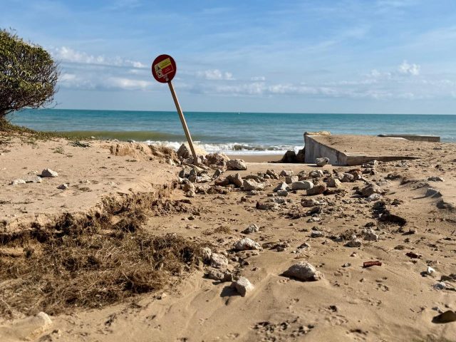 La_Generalitat_exige_al_Gobierno_central_la_limpieza_de_las_playas_tras_el_paso_de_la_dana_Adam.jpg