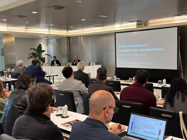 La_Generalitat_impulsa_la_colaboracion_institucional_en_el_II_Foro_de_Politica_Economica_y_Social_de_la_Comunitat_Valenciana.jpg