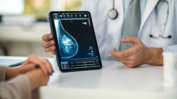 Kisqali más terapia endocrina reduce el riesgo de muerte frente a la terapia endocrina sola en Natalee